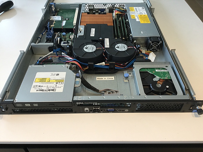 1x DELL R200 Xeon 3,16 ghz, 12 gb ram, 2x 250 gb hardware RAID + Supermicro 1U Atom-img_0066-jpg