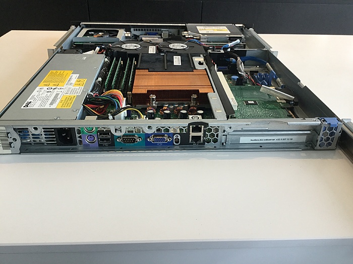 1x DELL R200 Xeon 3,16 ghz, 12 gb ram, 2x 250 gb hardware RAID + Supermicro 1U Atom-img_0067-jpg