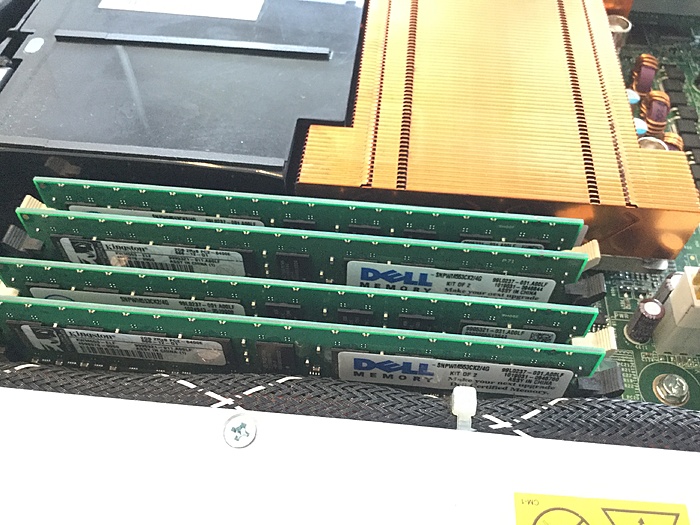 1x DELL R200 Xeon 3,16 ghz, 12 gb ram, 2x 250 gb hardware RAID + Supermicro 1U Atom-img_0065-jpg