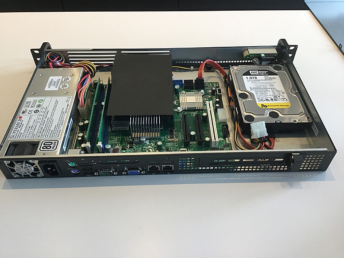 1x DELL R200 Xeon 3,16 ghz, 12 gb ram, 2x 250 gb hardware RAID + Supermicro 1U Atom-img_0056-jpg