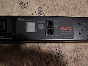 APC Switched Rack PDU 24 poorts 32amp-frontje-jpg