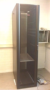[TK] PWREdge 1950 Quad core, Iomega IX4-200R, APC Netshelter-imag0171-jpg