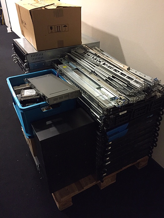 Hele lading servers + spareparts en kabels + switches + kvm  + meer-47063b5ed276a54e3ef56e4265ac25bc-jpg