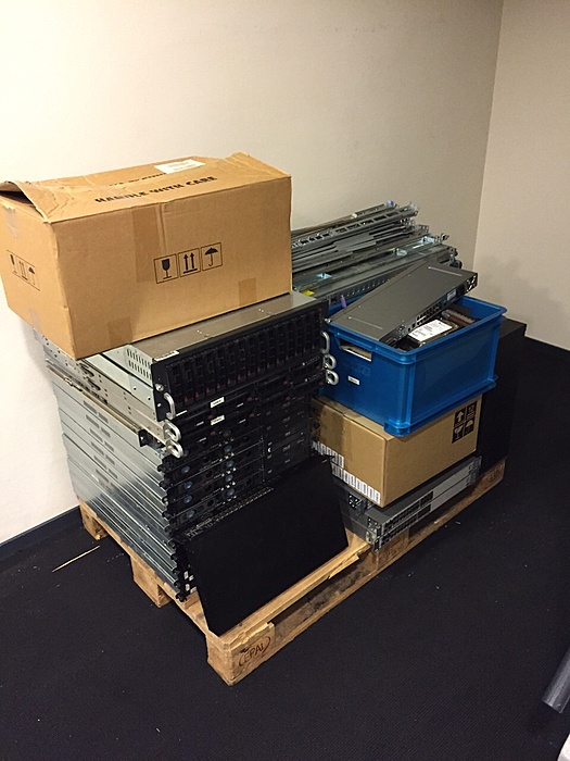 Hele lading servers + spareparts en kabels + switches + kvm  + meer-1248ceb09a8844a1c1ab36dbba6b5878-jpg