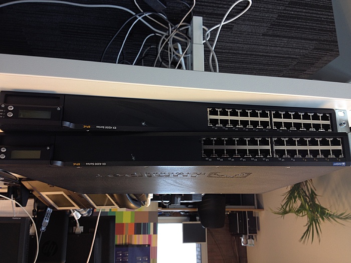 2x Juniper ES4200-24T switches incl 0.5m  virtual chassis cables-img_3788-jpg