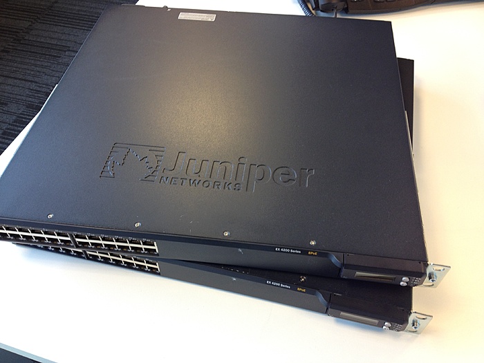2x Juniper ES4200-24T switches incl 0.5m  virtual chassis cables-img_3793-jpg