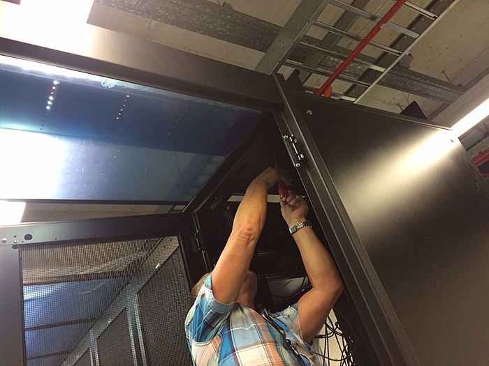 TK: Hot Aisle Containment System (12 racks) incl dakpanelen, deuren, etc.(APC/Wright)-foto_dakplaten_demontage-jpg