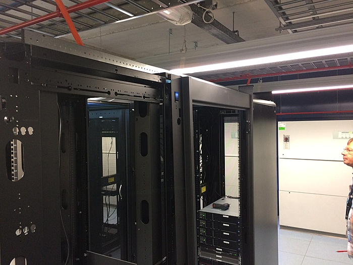 TK: Hot Aisle Containment System (12 racks) incl dakpanelen, deuren, etc.(APC/Wright)-foto_deurpost_demontage-jpg