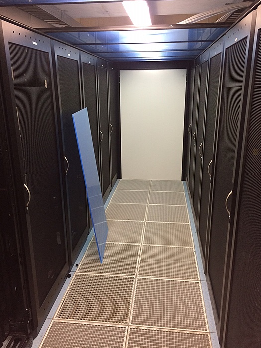 TK: Hot Aisle Containment System (12 racks) incl dakpanelen, deuren, etc.(APC/Wright)-foto_inside_demontage-jpg