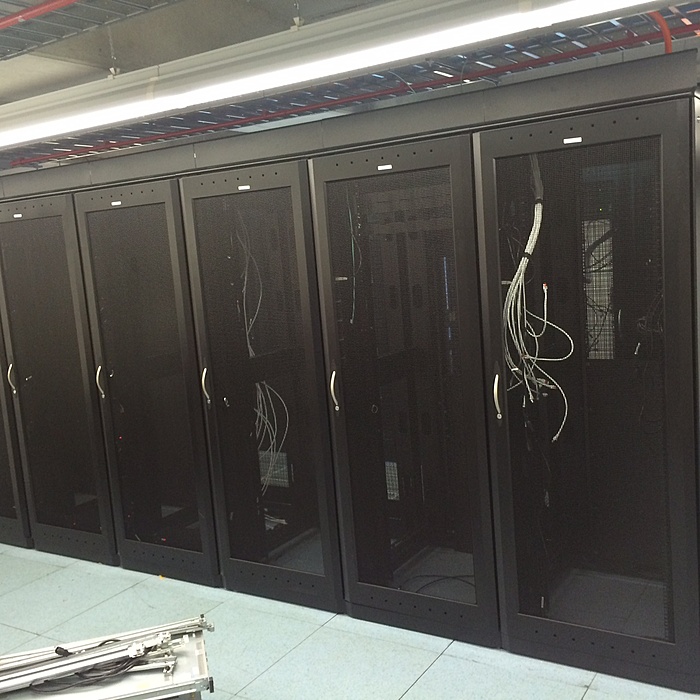 TK: Hot Aisle Containment System (12 racks) incl dakpanelen, deuren, etc.(APC/Wright)-foto_linkerkant-jpg