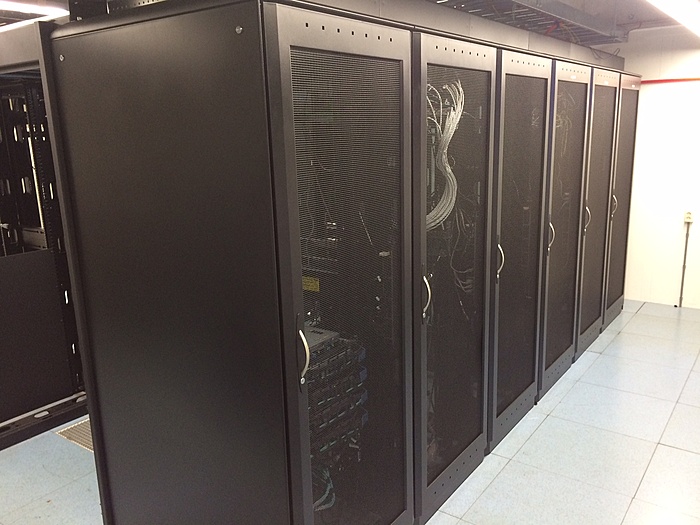 TK: Hot Aisle Containment System (12 racks) incl dakpanelen, deuren, etc.(APC/Wright)-foto_rechterkant-jpg