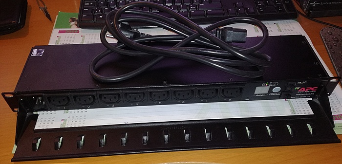 [TK] APC AP7921 Rack PDU met AP7769 snoerbeugel-img_20171118_183101-jpg