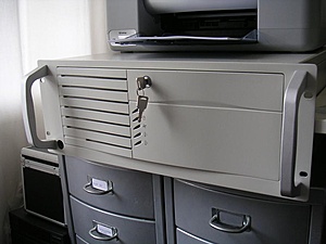 [TKA/R] 4U IEC-830, Abit moederbord met 2x500MHZ Celeron, 512 MB RAM-pict1711-jpg