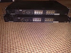[TKA] 2x SAN16B-2 (2005-B16) 4Gb fiber switch 16 ports-01062008169-jpg