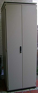 [TK]  6x 46U rack + legplankjes-rack_front_closed-jpg