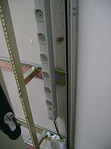 [TK]  6x 46U rack + legplankjes-rack_inside_power-jpg