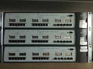 [TK] Diverse Cisco Routers &amp; 5 3COM 4050 C17708-switches-010-jpg