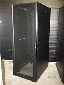 Te koop serverkast APC AR 3140-apc-42-he-serverkast-jpg
