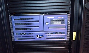 Sun Fire V890 &amp; V490-v490-front-jpg