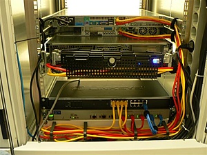 Plaats een foto van je rack/servers/datacenter-p1010782-small-jpg