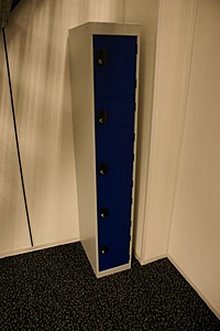 Openstaande racks in het datacentrum (wht fittie)-kluisjes-jpg