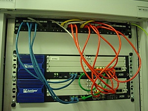 Plaats een foto van je rack/servers/datacenter-14734_191786457799_775232799_3036683_2331490_n-jpg