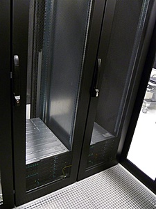 Plaats een foto van je rack/servers/datacenter-mfsys_dual_front_doorclosed-jpg