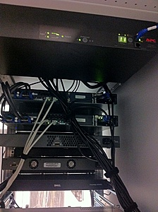 Plaats een foto van je rack/servers/datacenter-achterkant-switches-jpg